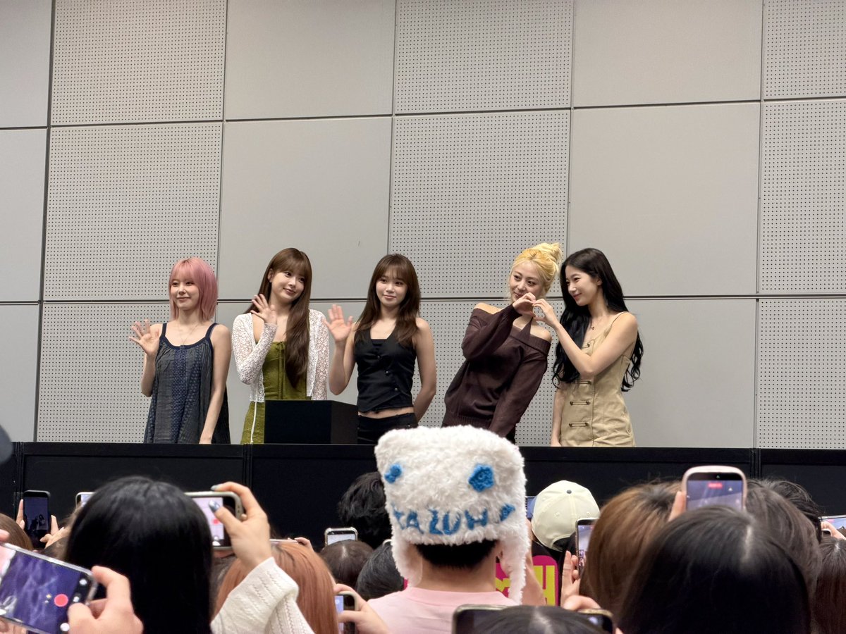 _____yk5x's tweet photo. 20260823  LESSERAFIM 　オフイベ
お見送り会
ツーショット　ユンジン

心臓バクバクやったけど笑
ツーショットも撮れて、お見送りではチェウォン以外から投げキスもらえたし幸せでした。チェウォン😭
長い間お疲れ様でした。ありがとうございます！
ルセラフィム🩶 https://t.co/5xQmXLNKKX