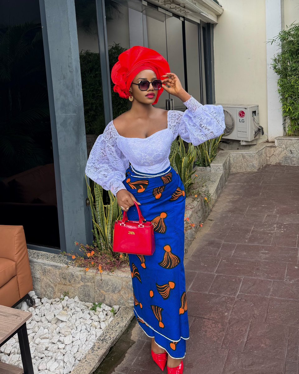IfeomaIgbotic's tweet photo. I’m off to August meeting, I ate with this look. Authentic Igbo woman. https://t.co/gBSBsdsPiB