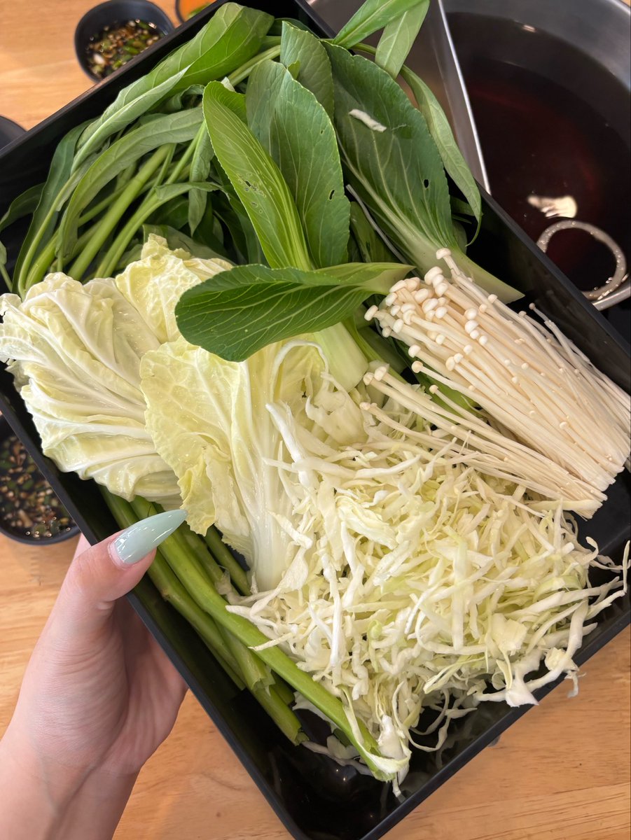 sorpor_simple's tweet photo. นี่ยกให้คุณป้าชาบู ลาดพร้าว 18 เป็นร้านชาบู Homemade เปิดมานานมาก ทำกันเล็กๆแต่ดูแลดี ราคา 369 บาท (ใช้ไทยช่วยไทยได้)

ไลน์อาหารเยอะมาก เนื้อคุณภาพดี เนื้อน่อง เนื้อหนอก เนื้อออส กุ้งสด ปลาหมึก ชีสยืดดด✨ คุณภาพดีหมดทุกอย่าง

ทีเด็ดน้ำจิ้มงา 👍🏻 น้ำตาจะไหลทุกครั้งที่กิน รสชาติที่อยากกินทุกวัน แล้วก็น้ำรีฟีลนะ มีน้ำอัดลมต่างๆ ส่วนขนมมีทั้งเฉาก๊วยและไอศกรีม

ทุกคนที่ผ่านไปลองแวะทานน้า คุณป้าบอกช่วงหลังคนน้อยลง บุฟเฟ่ต์เปิดแข่งกันเยอะ แต่เราอยากให้เขาขายดีๆ มันอร่อยคุ้มค่าจริงๆ😭👍🏻