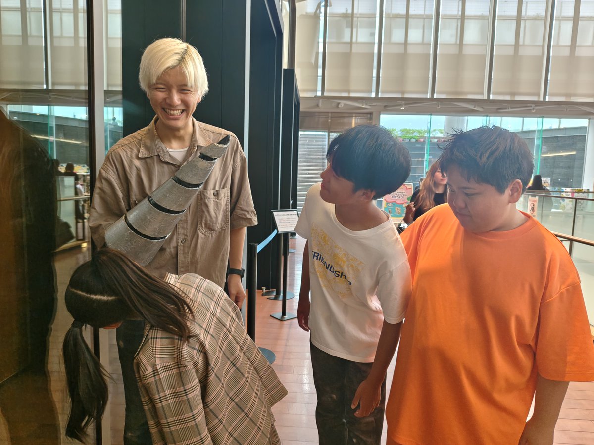 asahi_manzai's tweet photo. Ｍ−１グランプリに出場した日、ドリルランチャーの人や！
教えたらこどもたちめちゃくちゃくいついていってました😁
アサヒは近くで見たいって言ってたから念願叶ったはずなのに1便遠くから見てるやん https://t.co/dGcH6DCIXL
