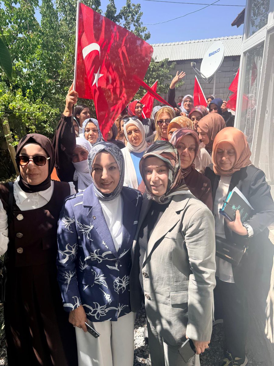 Ak_partmuradiye's tweet photo. İl Kadın Kolları Başkanımız Sn. @zerrin_alpaslan ve teşkilatımızla, İlçe Kadın Kolları Başkanımız Sn. @Sevdacicek25’in  ev sahipliğinde Muradiye’mizde hemşehrilerimizle gönül gönüle buluştular. 🌸

@tugbaisikercan @ArvasAbdulahat @AKKADINGM @akkadinvann https://t.co/C2QjWEjHRY
