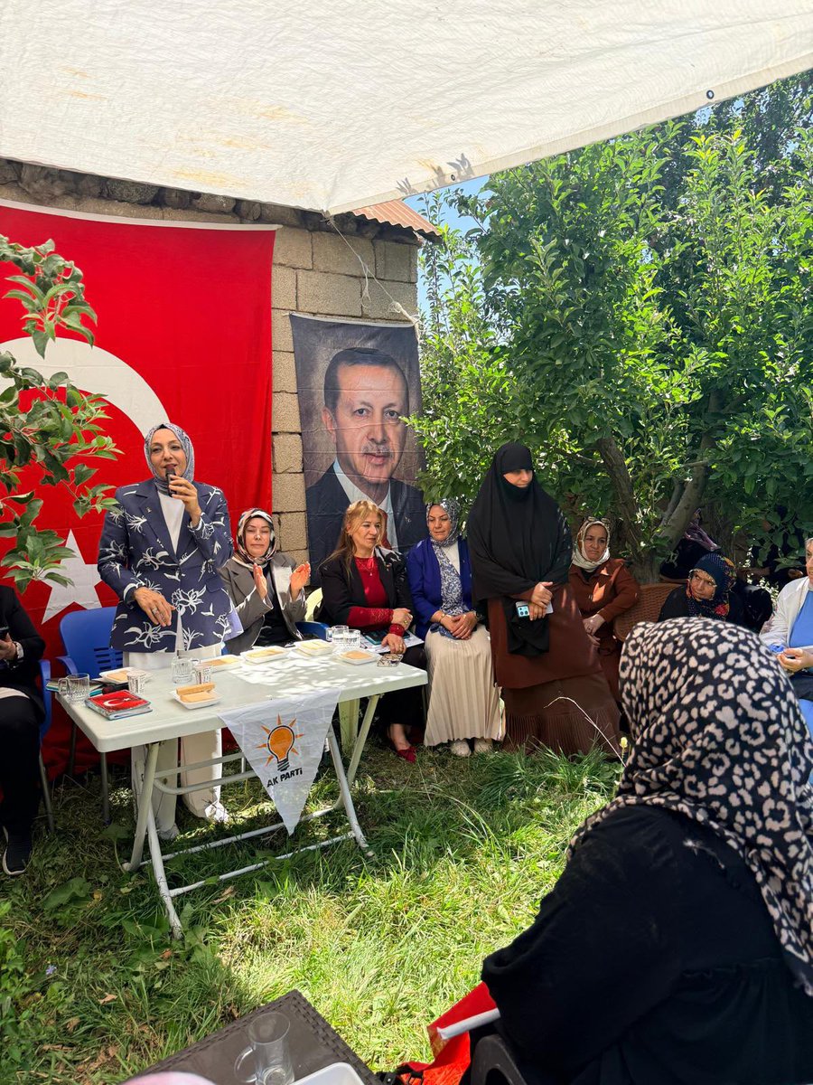 Ak_partmuradiye's tweet photo. İl Kadın Kolları Başkanımız Sn. @zerrin_alpaslan ve teşkilatımızla, İlçe Kadın Kolları Başkanımız Sn. @Sevdacicek25’in  ev sahipliğinde Muradiye’mizde hemşehrilerimizle gönül gönüle buluştular. 🌸

@tugbaisikercan @ArvasAbdulahat @AKKADINGM @akkadinvann https://t.co/C2QjWEjHRY
