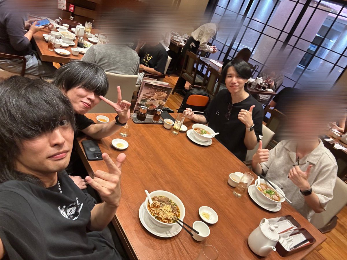 im_tanakaTV2's tweet photo. Xをご覧の皆さん、こんにちは(？)

全然YouTubeに復帰できていない事でお馴染みの田中は、ギター系YouTuberの王、

「かずき」さんこと「カズキン」さん
(解説 : ヒ〇キンさんを思わせるカリスマ性の為命名。ご本人に許可を得ていない)

御一行とご飯をご一緒していました… https://t.co/2urU7CuuUc