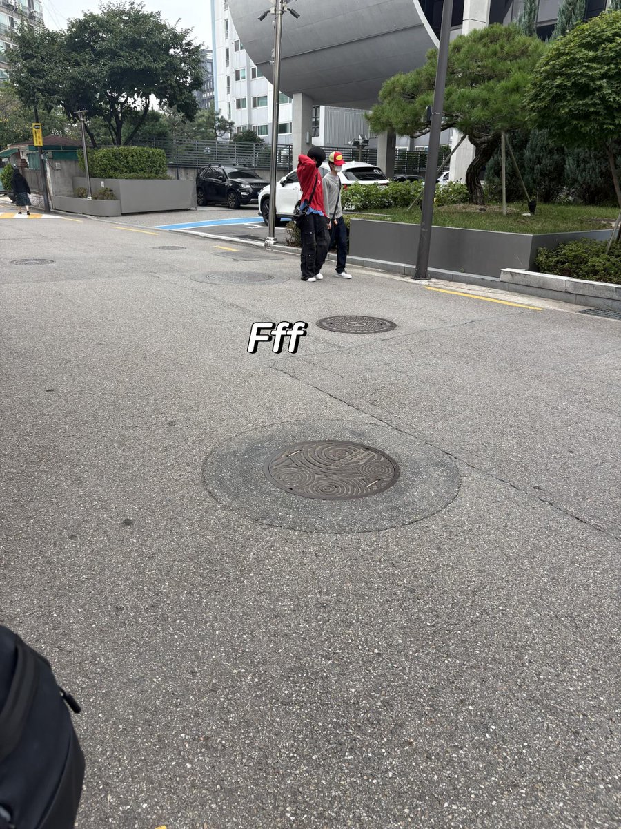 YGNBG_GLOBAL's tweet photo. Five members of YG's new boy group were spotted in front of the YG building getting into a car earlier today.

#YGNBG #YGNEWBOYGROUP https://t.co/xVfz2yVO73