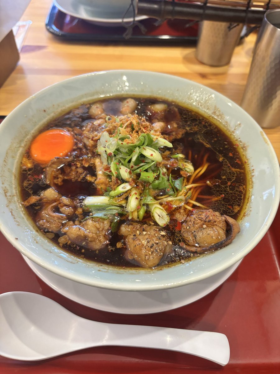 Nor09198's tweet photo. #麺や壱 さんが智弁和歌山優勝セールで和歌山ホルスタ中華そばを無料‼️
2時間半並びましたが、お店の方がアクエリ無料配布や日傘の貸し出までしてくれるサービスに感動😭✨️
初めていただいた中華そばでしたがめっちゃ美味しい♥️ホルモンもやらかい！
絶対リピートします！
ありがとうございました☺️ https://t.co/wzKzP1oflT