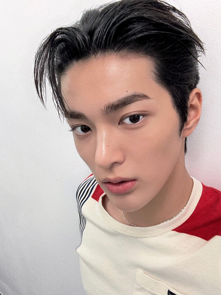 dollivuue's tweet photo. "thank God you're not a photocard" selcas https://t.co/BRR9R62OlI
