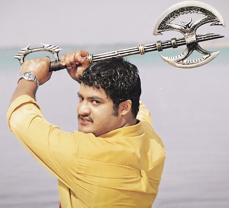 VishwaTarak99's tweet photo. Babu Kathi pattukuntey bale comedy untadi papam . 

Pokiri varaku sarigga Fans undevallu kaadu . Koddiga pokiri ayyaka Mb ki Fans shows start ayyayi . Appatiki varaku ma mxxa kinda undevadu https://t.co/tLEuVUptP0