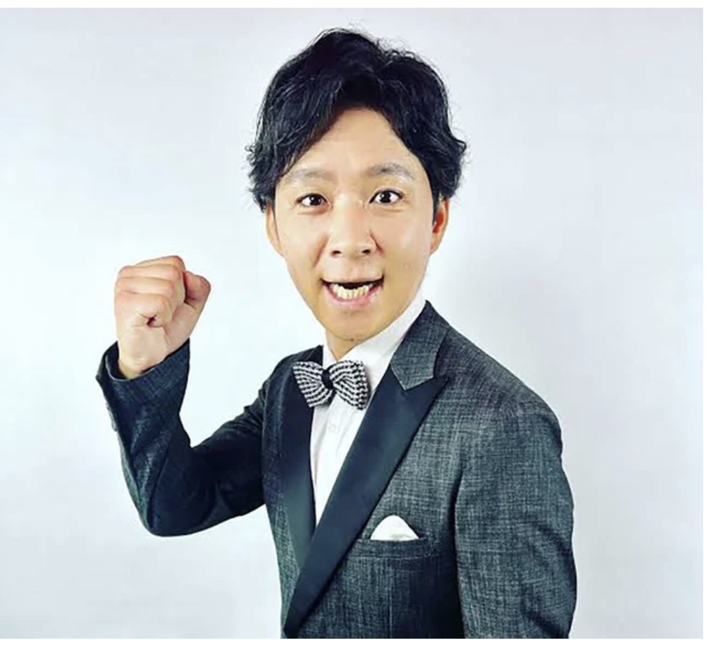 abel_syatiku's tweet photo. 【意外】最大の弱点が、いつしか一番の武器になっていた。

お笑いコンビ「アンジャッシュ」の渡部建さん（53）が、意外な形で引っ張りだこになっている。

■6年前の出来事
2020年の不倫騒動をきっかけに、約1年7ヶ月間活動を休止した渡部さん。

■転機となった一言
活動自粛中、友人の結婚式に呼ばれてスピーチをすることに。
「どのツラを下げて行けばいいのか、分かりませんでした」と振り返るが、蓋を開けてみれば「会場の皆が笑ってくれたんです」。

■自ら明かすビジネスの仕組み
「僕が冒頭で"夫婦円満の秘訣は隠し事をしないこと"なんて言う。これがボケに相当するんです」
不祥事の当事者だからこそ成立する自虐ネタを、あえて武器にしている。

■規模感
1本2分で5万円。多い時で月30〜40本、今も平均月10本ほどの依頼が続いているという。

■もう一つの意外な稼ぎ頭
TikTokの食事マナー講座も、「お前がマナーを語るな！」というツッコミが拡散を呼び、あっという間に登録者数10万人を突破した。

■結論
弱点を隠すのではなく、正面から笑いに変える。
その発想の転換こそが、渡部さんの"再起"を支えている。