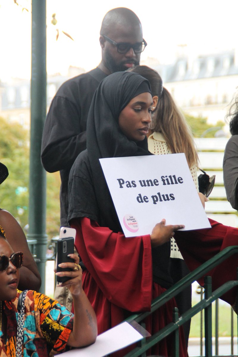 Lingeerism's tweet photo. L’excision c’est 230 millions de victimes dans le monde. Comment construire une société solide, alors même que les violences sur les enfants, sur les petites filles sont normalisées et banalisées ? https://t.co/spnfxTumre
