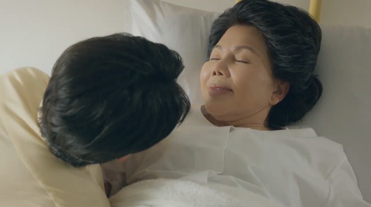 lynwnnjs's tweet photo. THE EDGE OF HORIZON EP10 
#อรุณรุ่งEP10 #ongsacelcius 

Here I ammm! Last night’s episode was absolutely heartbreaking. There’s one scene I really wanted to talk about, and it’s also one of my favorite scenes: the scene between Tin and his grandmother. It was sooo sad. When I first read the script, I had slowly started to realize that Grandma was probably going to leave, but when I actually reached that part of the script, it still hit me really hard. Especially because the story had spent the whole episode establishing Grandma as the source of comfort and strength for everyone. As Tin, I love Grandma with all my heart. And even when I stepped out of the character and watched it as a viewer, it only made me love her even more. I think everyone will probably grow to love Grandma more and more too.

Before filming the scene, all I did was remind myself of how much they loved each other. Everything was so clear. She had been by Tin’s side his entire life. Even when he felt lost, she was the person who understood him the most and was always there to help him. When we were setting up the scene, I didn’t want to see anything beforehand. I asked to see everything only when I actually went into the set. Then P’Oh gave me some emotional preparation before we started. He told me to imagine that I was holding her and that her body would already be cold—to look at her nails, her hands, her body, and so on. And that’s exactly what happened. When I went in and saw her, I felt exactly what everyone saw on screen. That was genuinely all of Tin’s innocence and pure love for his grandmother coming through.

Tin loves Grandma na 🫶🏻🤍