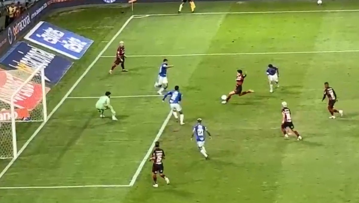 LeoJoseReporter's tweet photo. Colocar a culpa dessa derrota no Jardim é minimizar a responsabilidade dos jogadores.

Os caras perderam um CAMINHÃO de gols. Pedro parece até displicente em alguns lances e Carrascal também não foi efetivo.

Treinador tem que fazer o time criar chances, e o time criou. A partir do momento que o atacante brinca de perder gols num mesmo jogo, a culpa jamais pode cair no colo do treinador.

Essa derrota para o Cruzeiro vai pra conta dos jogadores, sem dúvida alguma. @colunadofla