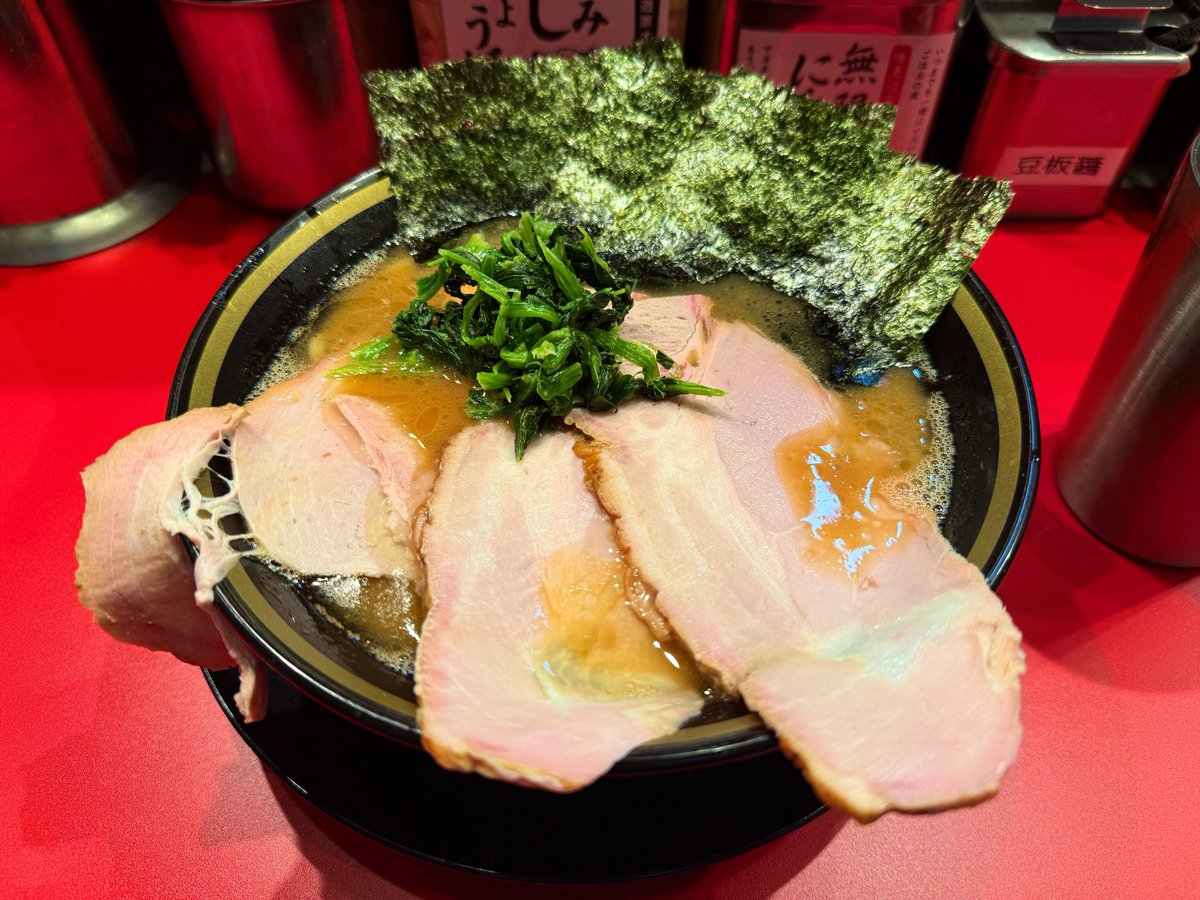 dt_men0807's tweet photo. 🍜 王道乃印 天神家
チャーシューメン3枚(硬濃多)+ライス中
🈂️コマチャ

2週間前の前回より断然今日の方が好き！最初豚骨の匂いがいつもより強めに来たけど二口目からは気に無くなった。塩味も上がってきてる。あとチャーシュー過去一良。しっとりで燻製の旨みも◎
ステッカーも無事にGET出来ました✌🏻 https://t.co/qljK1xQ7Wl