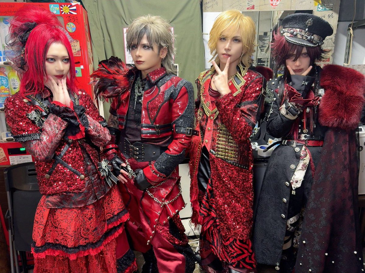 Royz_official's tweet photo. 神戸公演お疲れ様でした！そしてソールドアウトありがとうございました㊗️🎉関西2日間ありがとうございました✨今までの神戸公演の中で1番声が届きました😳！次は高松公演！よろしくお願いいたします🔥🔥🔥🔥

#Royz https://t.co/RJMuY0yQhX