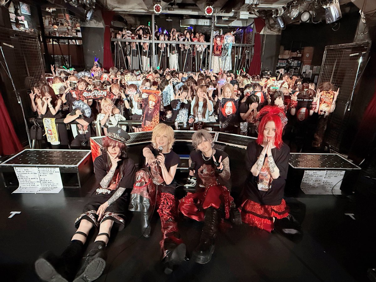 Royz_official's tweet photo. 神戸公演お疲れ様でした！そしてソールドアウトありがとうございました㊗️🎉関西2日間ありがとうございました✨今までの神戸公演の中で1番声が届きました😳！次は高松公演！よろしくお願いいたします🔥🔥🔥🔥

#Royz https://t.co/RJMuY0yQhX