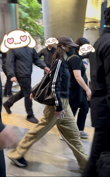 joyminjeong's tweet photo. she’s got places to be https://t.co/xJJHbOedt9