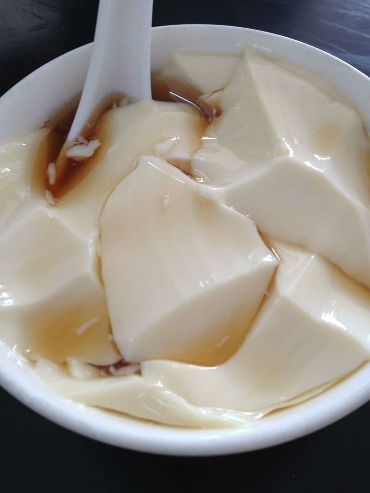 metabolic_print's tweet photo. Collagen has replaced protein powder for me.

It's one of the most anti-stress sources of protein out there, low in the more inflammatory amino acids.

Not to mention the good skin, hair, nails from it...

The standard modern diet is rich in muscle meats, egg whites and are generally heavy in methionine and tryptophan (amino acids).

And that amino acid profile, in excess, is stressful to the body, and even mimics cortisol-induced muscle breakdown.

Glycine balances this out, so you want to eat more collagen which is rich in glycine.

Cutting methionine can extend lifespan, and lower tryptophan can reduce many gut symptoms.