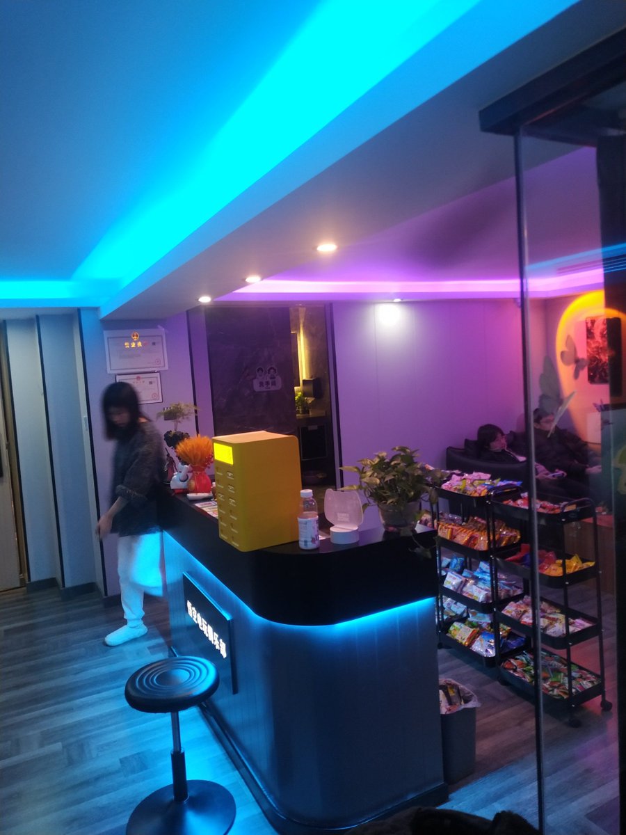alanh214693's tweet photo. Just tried that new immersive cafe hybrid—sipping matcha while playing mini arcade! Game + coffee = perfect midweek pick-me-up https://t.co/l1GL6uvaWp