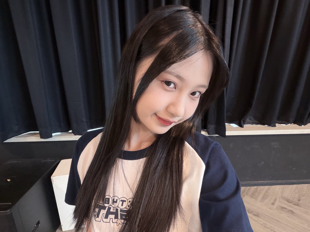 M_MikaelaJKT48's tweet photo. thankyou so muchh ya guys buat ofc event tadii!! seruu bgtt bisa ketemu n ngobrol langsung sm klian!! 😆💗 see u in another timee!!💗💓 https://t.co/zSZcgR9XL6