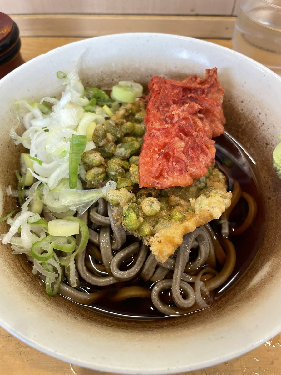 nofundirt's tweet photo. やっぱり立ち食い蕎麦が好き。こないだ、一◯蕎麦で、冷たい太蕎麦に、季節限定の枝豆天と紅生姜ハーフで啜る。最高だ。夏の風味。この後、中国からの観光客の大荷物の集団が来襲。お店を考えて欲しいなぁ。。 https://t.co/0MZtUiBDAd