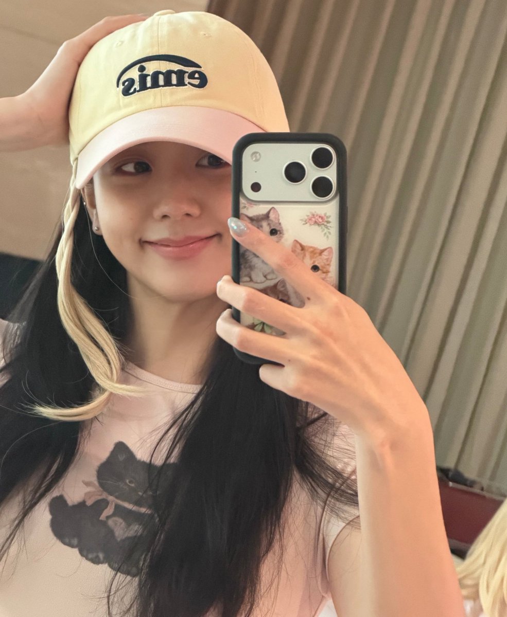 sooyaland103's tweet photo. They literally hanging out in each other house so much are they in live- in relationship😭😅 https://t.co/Pzy8ePd8dB