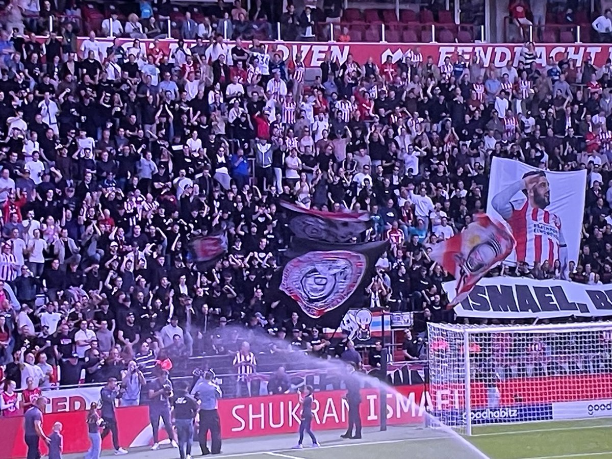 Annemijnes's tweet photo. Mooie foto van mijn zoons in het stadion
Afscheid van #Saibari #PsvGro
Mijn nichtje en ik zijn er klaar voor met lekkers! 😋 https://t.co/F1HIgipHdh