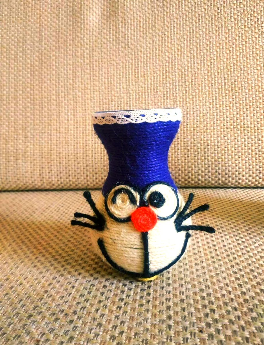 paiwan345's tweet photo. Turned an old mason jar into a cute desk pen holder with just a little paint and some twine! Upcycling wins for small spaces , https://t.co/ajFN2VoHre
