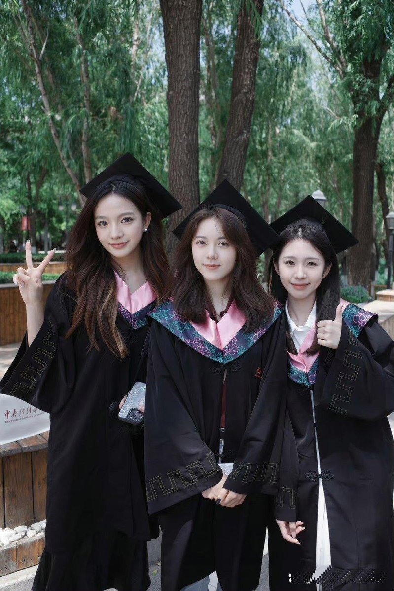Bemasu1984's tweet photo. Can’t believe it’s finally here! Graduating today with my favorite crew—late-night study sessions, chaotic group projects, and all the messy, perfect memories will stick with me forever. https://t.co/JBNNVt8GSc