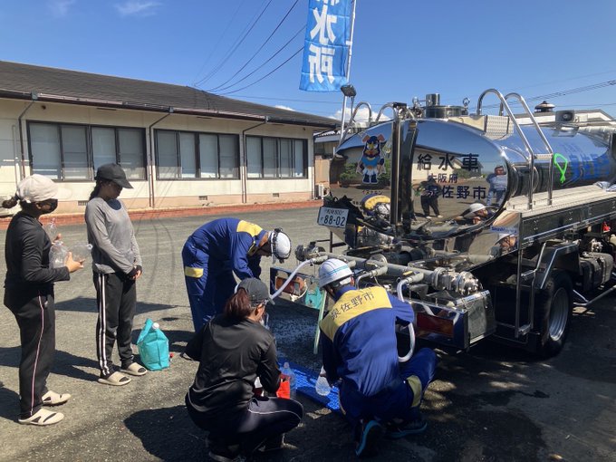 suidou_kyoukai's tweet photo. 「給水車は今日も現地で活動しています！」
被災された皆さまに一日も早く安心して水を届けられるよう、活動しています。
※写真は大阪府泉佐野市による八代市での給水活動

8/22 20時現在、92台が活動中
（地方支部別 給水車内訳）
九州31,中四国35,関西14,中部7,関東5

#日本水道協会  #応急給水 https://t.co/cqz2OgeytU