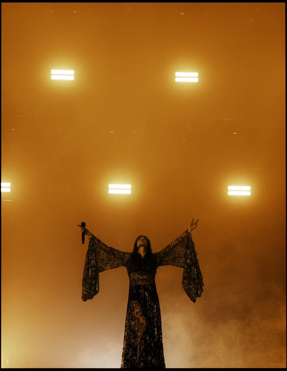 welcharchive's tweet photo. florence welch photographed by zina kenens at pukkelpop festival in hasselt, belgium. https://t.co/SnRprjaxVc
