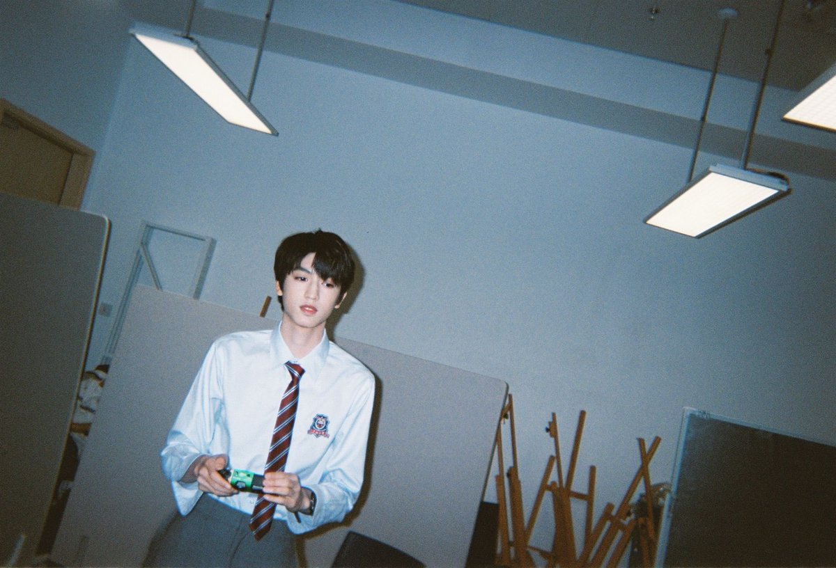 founduinjune's tweet photo. [ #我们的少年时代2 #BoyHood2 ]
+ ( ◞♡ #qqianthaisub 𑣲⋆ )

🏀ᝰ.ᐟ ———— Yibei Journal 📓🖇️

ตากล้องกู้เฉินหยาง 🐶 𓋰 “ เพราะได้รับอิทธิพลจากคุณพ่อ ฉันจึงติดนิสัยวางแผนมาตั้งแต่ยังเด็ก ไม่ว่าจะเรื่องการเรียน หรือการซ้อมบาส การวางแผนที่สมบูรณ์มักทำให้ฉันรู้สึกสบายใจ ฉันแทบจะคิดโดยไม่รู้ตัว ว่าสถานการณ์ที่คาดคิดไม่ถึง จะเกินความสามารถในการควบคุมของผม

ตลอดช่วงเวลาที่ยาวนานมากช่วงหนึ่ง ผมเดินหน้าต่อไปตามเส้นทางที่กำหนดเอาไว้ ไม่กล้าที่จะทำลายสถานการณ์ในปัจจุบัน จนกระทั่งแผนการเดินทางครั้งนั้นที่ไม่ตรงตามที่คิด ผมถึงค่อย ๆ เข้าใจได้ ว่าไม่ใช่ทุกการเสียการควบคุมที่จะนำพาความลำบากมาให้

บางครั้งการลดความแน่นอนลงสักหน่อย บางทีก็อาจได้รับสิ่งดี ๆ ที่น่าประหลาดใจมากย่ิงขึ้น การได้พบฝนดาวตกถือว่าเป็นหนึ่งในนั้น การที่พวกเราได้กลายมาเป็นเพื่อนร่วมทีมกันก็เช่นกัน ”

Tag in Picture ; 🔖

𑁤 🐱🧃 ‘ กำลังเติมพลังอยู่ ’
𑁤 🐱📷 ‘ กล้อง งั้นก็หันกล้องเข้าหากันเลย ’
𑁤 🐱🤍 ‘ "ฉันลึกลับมาก" ’
𑁤 🐱🌥️ ‘ วันฟ้าครึ้ม อยู่ในห้องที่ไม่ได้เปิดไฟ ’
𑁤 🐱✌🏻 ‘ หลี่ฮ่าวอวี่ที่ชูสองนิ้วคัมแบ็กแล้ว ’

ตากล้องหลี่ฮ่าวอวี่ 🐱 𓋰 “ ตอนฉันยังเด็ก ๆ ก็เริ่มตีกลองแล้ว จังหวะกลองที่ดังกึกก้องมักทำให้ฉันรู้สึกโล่งใจและสนุกสนานอย่างเต็มที่ได้เสมอ

ฉันรู้สึกประทับใจกับแนวคิดของ พัลซาร์ (Pulsar) ที่แม้อยู่ห่างไกลจากกลุ่มดาว แต่ก็ยังคงส่งสัญญาณออกสู่ภายนอกอย่างไม่หยุดยั้ง ฉันหวังว่าจังหวะกลองของฉันจะสามารถเป็นเหมือนมันได้ ดังนั้น ฉันจึงก่อตั้งวงดนตรี PULSAR ขึ้นมา แต่พวกเรากลับไม่อาจประสานท่วงทำนองกันได้อย่างสมบูรณ์แบบเลย

ในตอนที่ชมรมบาสเกตบอลจัดตั้งขึ้นใหม่ กู้เฉินหยางได้มาหาฉัน ฉันแพ้พนันเขา เลยเข้าร่วมชมรมบาสเกตบอล ฉันเองก็ได้กลับมาหลงรักบาสเกตบอลอีกครั้ง เก็บตัวฝึกซ้อมด้วยกันกับเพื่อนร่วมทีม ได้รับชัยชนะครั้งแรกด้วยกัน ลิ้มลองรสชาติของความพ่ายแพ้ไปด้วยกัน ฉันจึงค้นพบว่าสำหรับฉันแล้ว บาสเกตบอลและดนตรีต่างก็สำคัญพอ ๆ กัน

ตอนนี้ผมเชื่อมั่นเหลือเกิน ว่าเพียงแค่พวกเราอยู่ด้วยกันตลอด ไม่ว่าจะบาสเกตบอลหรือดนตรี ก็ล้วนสามารถสนุกสุดเหวี่ยงจนสะเทือนไปทั้งจักรวาล ! ”

Tag in Picture ; 🔖

𑁤 🐶📷 ‘ หัวหน้าทีมกู้กำลังคิดอะไรอยู่อีกแล้วน่ะ ’

———— “ 镜头里的故事，是我喜欢的章节 ” 📸🤍