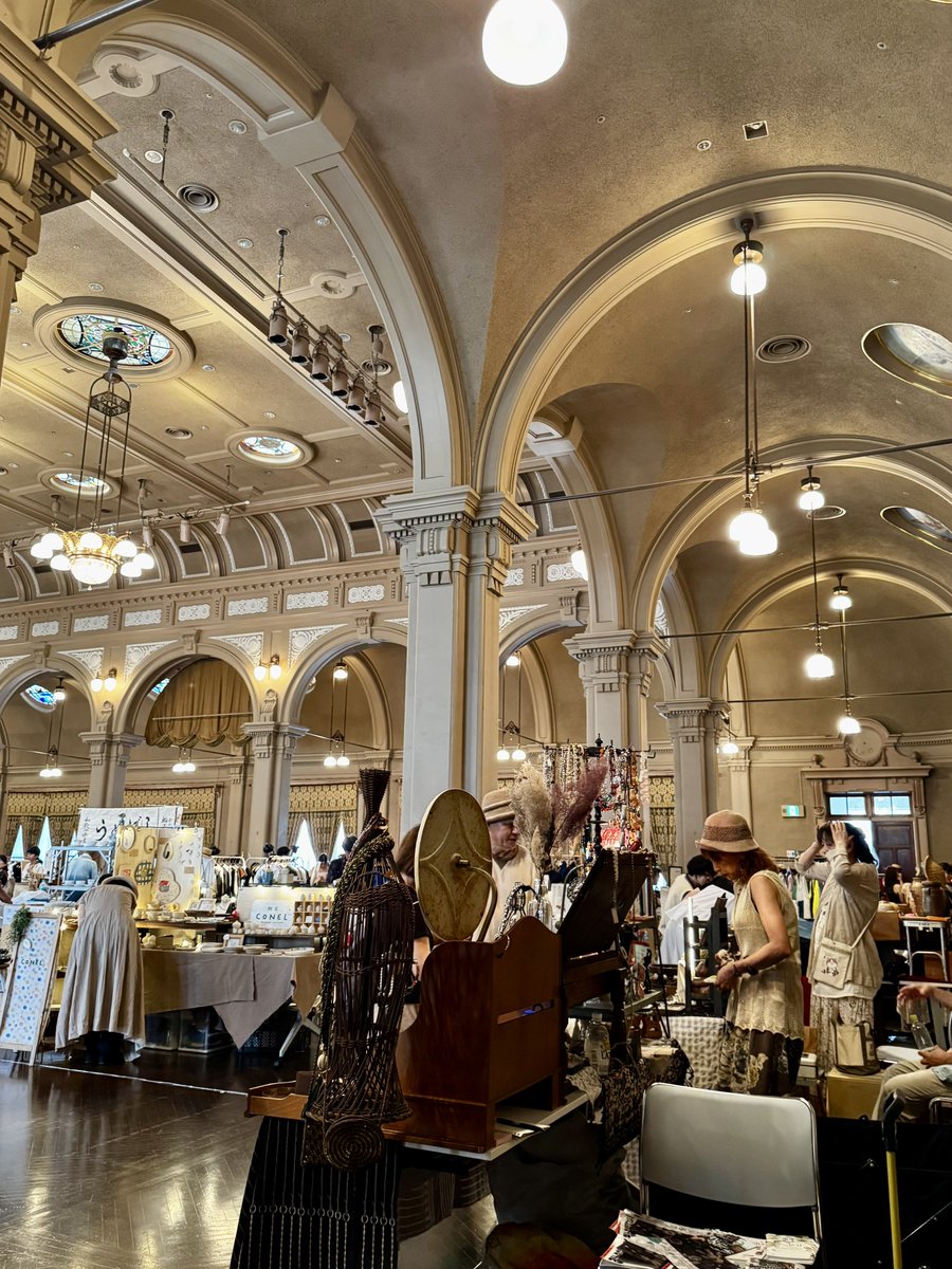 rokurokugyo's tweet photo. 今日は大阪・中之島の中央公会堂で開催された、#旅する蚤の市 へ行ってきました。
天候を気にせずこの空間で蚤の市を楽しめるの、素晴らしく貴重で贅沢な体験だったな……写真を眺めて改めて実感。ただでさえ素敵なアンティークが、三割増でさらに美しく見えてしまう😍 https://t.co/ElVKp1zVPD