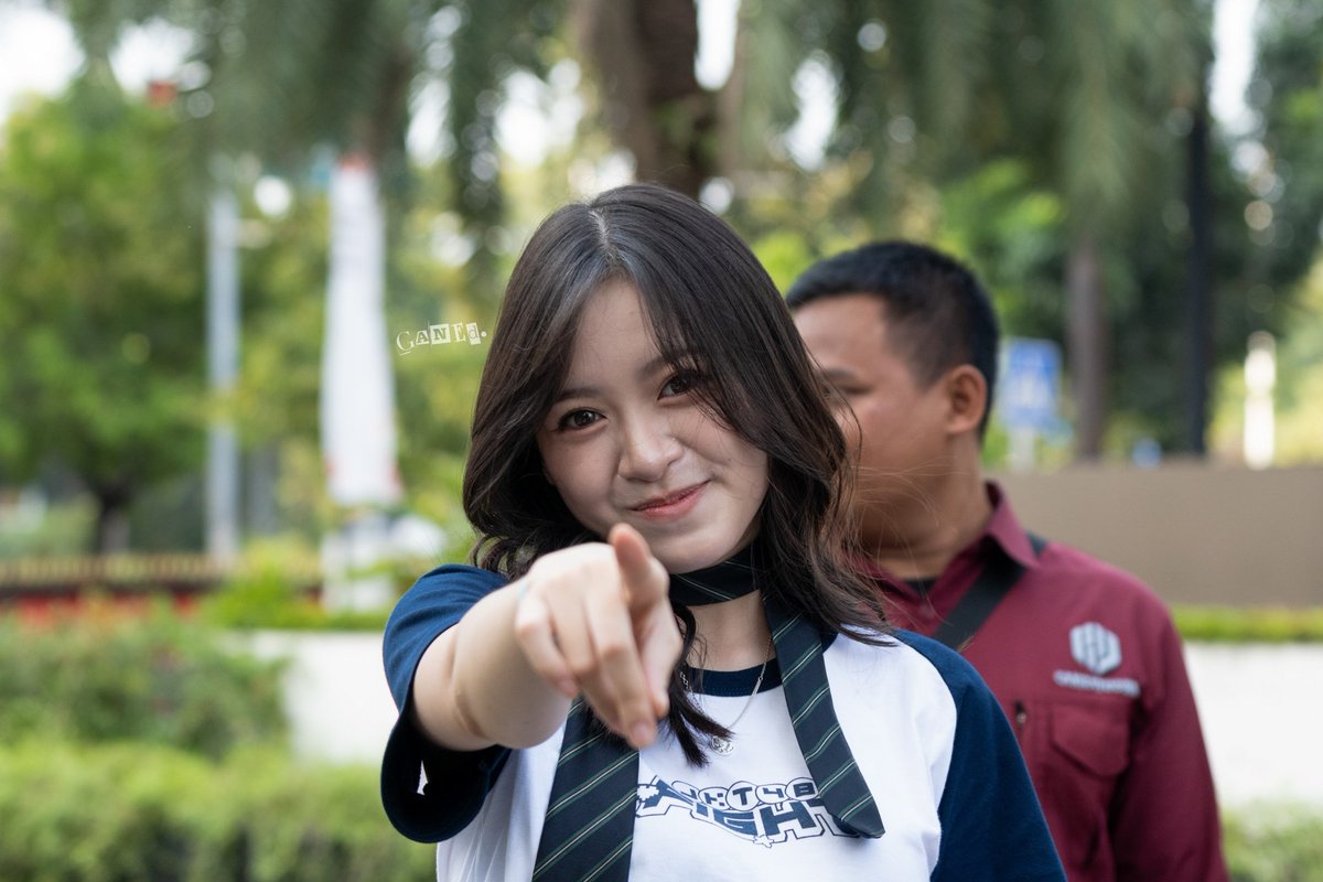 Beckerzine's tweet photo. Spotted: 𝐇𝐢𝐥𝐥𝐚𝐫𝐲 𝐀𝐛𝐢𝐠𝐚𝐢𝐥 looking effortlessly stunning at today's event.

All eyes seem to find her wherever she goes. Consider the publics officially obsessed.

𝐗𝐨𝐗𝐨, @Lily_JKT48 ✨️ https://t.co/C10JnqyNdO