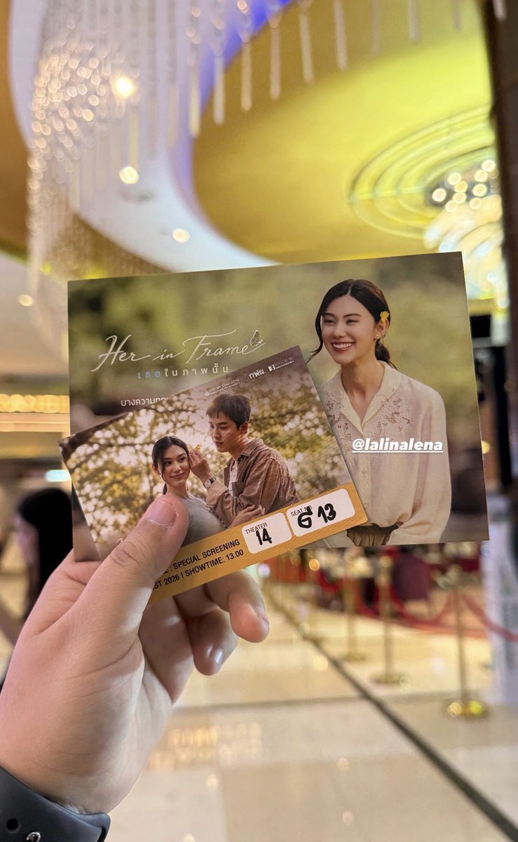 nanxpakwnn's tweet photo. ถึงลีน่าลลินา 🦋

10 ปีที่ลีน่าเดินทางมา ไม่ใช่ระยะเวลาที่สั้นเลยนะ จากวันแรกจนมาถึงวันนี้ วันที่ได้เห็นลีน่าอยู่บนจอภาพยนตร์เรื่องแรกของตัวเอง มันเป็นภาพที่ทำให้พี่ภูมิใจมากจริงๆ 🥹🤍

กว่าจะมาถึงตรงนี้ ลีน่าต้องผ่านทั้งวันที่สมหวัง วันที่ผิดหวัง วันที่เหนื่อย วันที่ต้องพยายามมากกว่าคนอื่น และวันที่อาจจะไม่รู้ด้วยซ้ำว่าความฝันจะพาเราไปถึงตรงไหน แต่ลีน่าก็ยังเลือกที่จะเดินต่อมาเรื่อยๆ จนวันนี้ความพยายามตลอด 10 ปี ทำให้พวกเราได้เห็นลีน่าในภาพยนตร์เรื่องแรก มันไม่ใช่แค่การเห็นนักแสดงคนหนึ่งกำลังทำงาน แต่มันเหมือนได้เห็นเด็กผู้หญิงคนหนึ่งที่เคยมีความฝัน ค่อยๆ เติบโตและพาตัวเองมาถึงวันที่ฝันนั้นเป็นจริง ขอบคุณนะคั้บที่ไม่เคยยอมแพ้

ไม่รู้จะพูดยังไงเลย จะร้องไห้ 555 🥹🥹
เอาเป็นว่าลีน่าของพี่เก่งมาก และพี่ไม่เคยเสียใจเลยที่เลือกมารักลีน่า 🤍🤟🏻

#HerinFrameเธอในภาพนั้น
#lalinalena #ลีน่าลลินา
