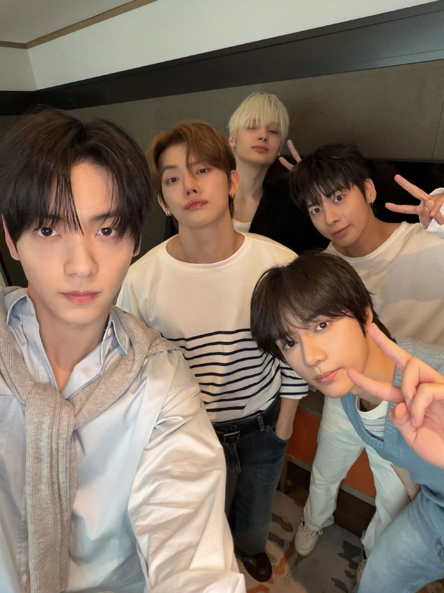 L0VELYBEOMIE's tweet photo. NEW OT5 SELCA 🥹🥹🥹 https://t.co/rx5uyUmYUg