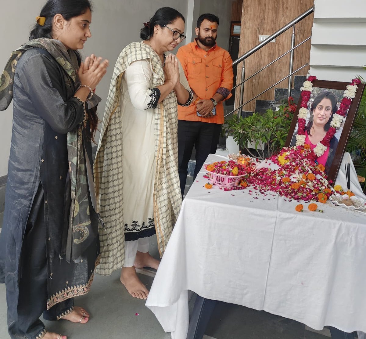juhiesingh's tweet photo. The pain of loosing your sibling never goes away ,but destiny has it’s own plans @PragyaLive you are brave and never feel alone ,we are with you ,Divya will always be in our memories https://t.co/0f6mN1w1b6