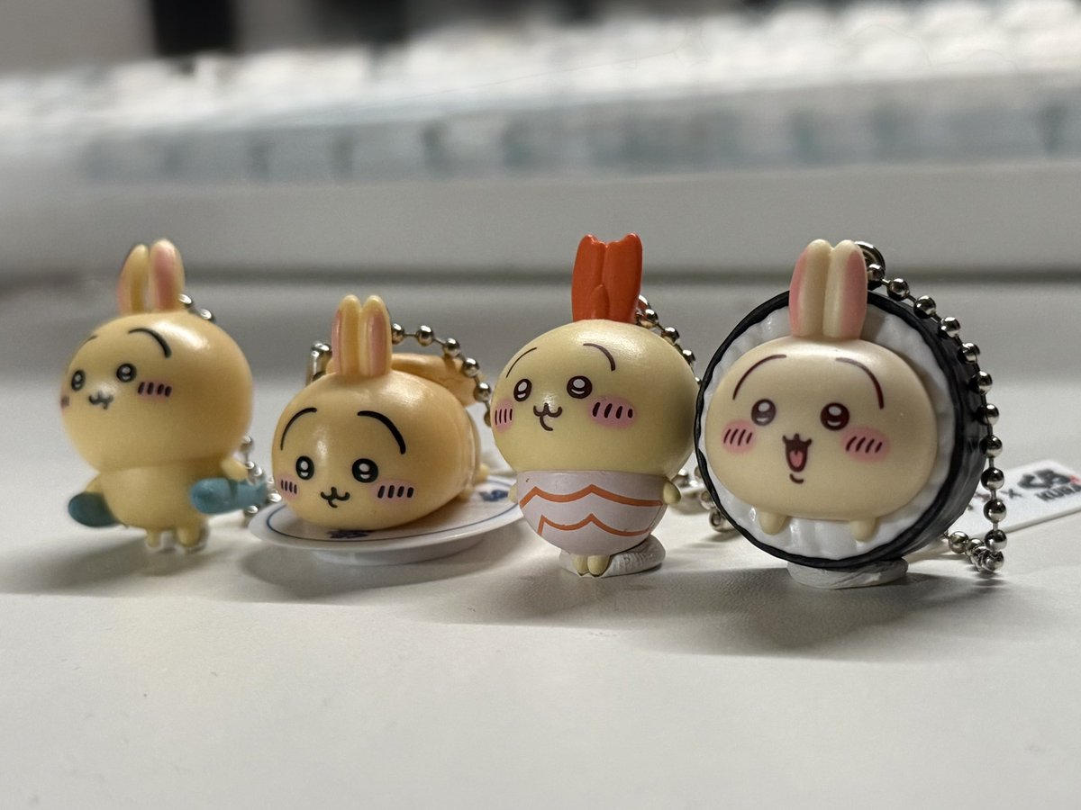 h00000O1's tweet photo. くら寿司ちいかわコラボ
歴代うさぎフィギュア並べたらかわいすぎるッッ！！！
今年はうさけつがサイコーじゃない？ https://t.co/oNXZwEMHVj