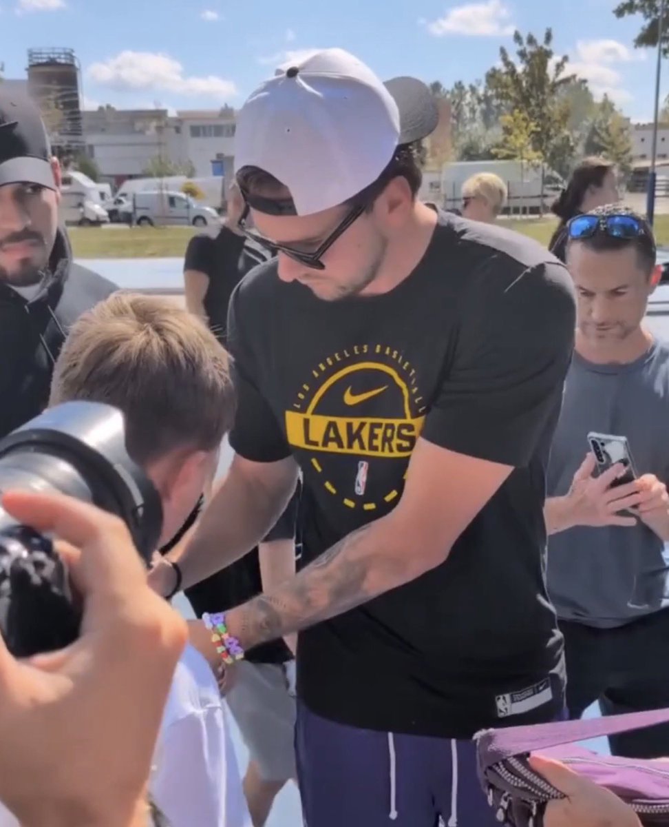 doncicsss's tweet photo. backwards cap luka ily https://t.co/NA3i9dqY5z