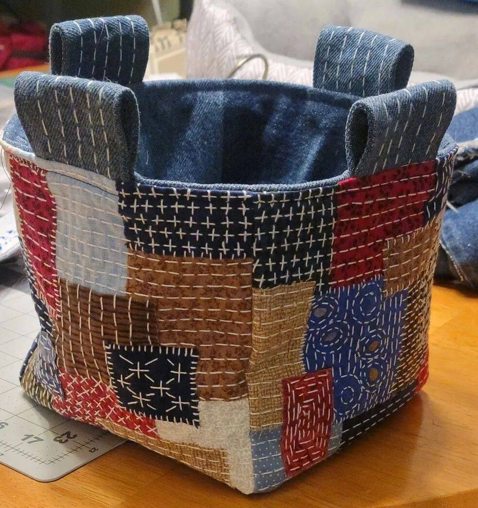 Aren67871262's tweet photo. Got an old denim jacket Turn it into a cool patchwork tote in 10 mins! No sewing needed—just fabric glue u0026 iron-on patches. Waste not, want not https://t.co/4867KoDJJZ