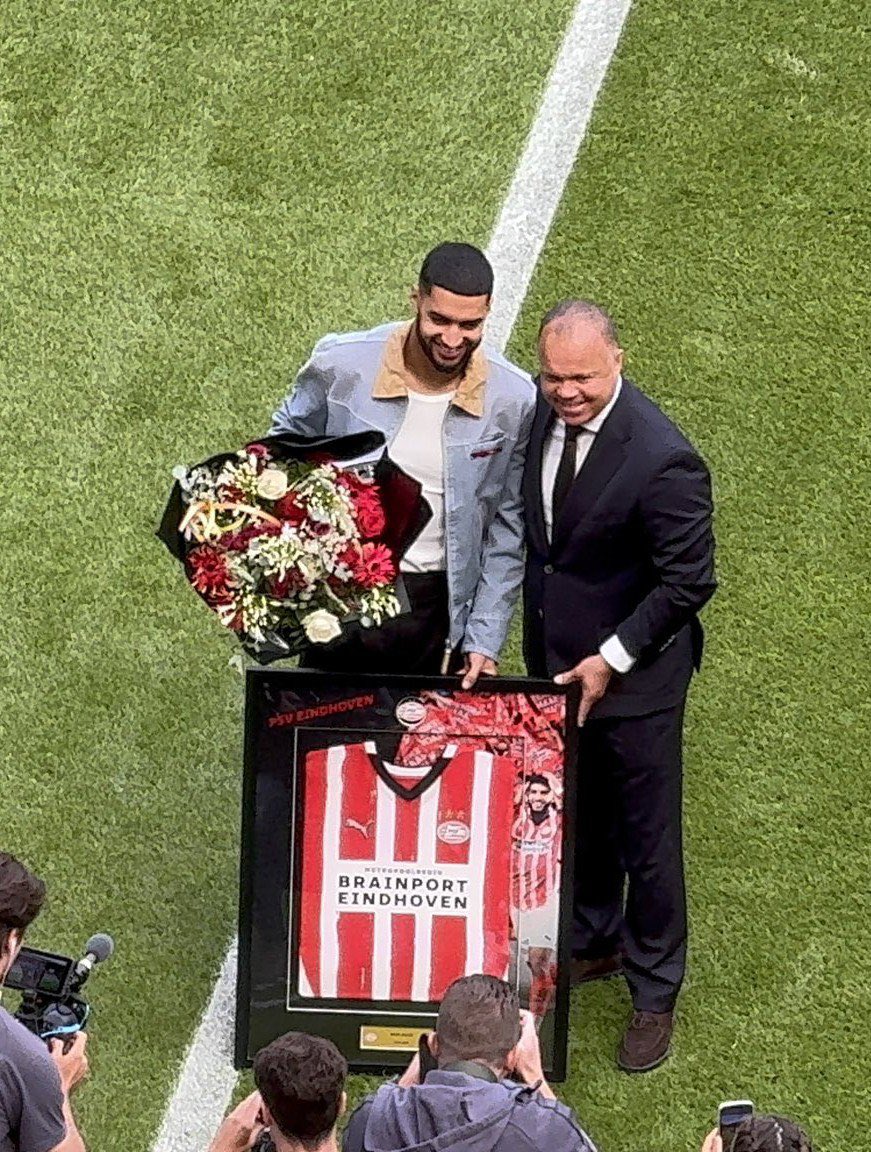 LionTimes_'s tweet photo. 🇲🇦❤️ Ismael Saibari est aujourd’hui à Eindhoven pour 𝗙𝗔𝗜𝗥𝗘 𝗦𝗘𝗦 𝗔𝗗𝗜𝗘𝗨𝗫 aux supporters du PSV.

🎖️ Le Marocain a été également honoré par les dirigeants du club après son transfert au Bayern cet été. https://t.co/K3r1HOZ0ed
