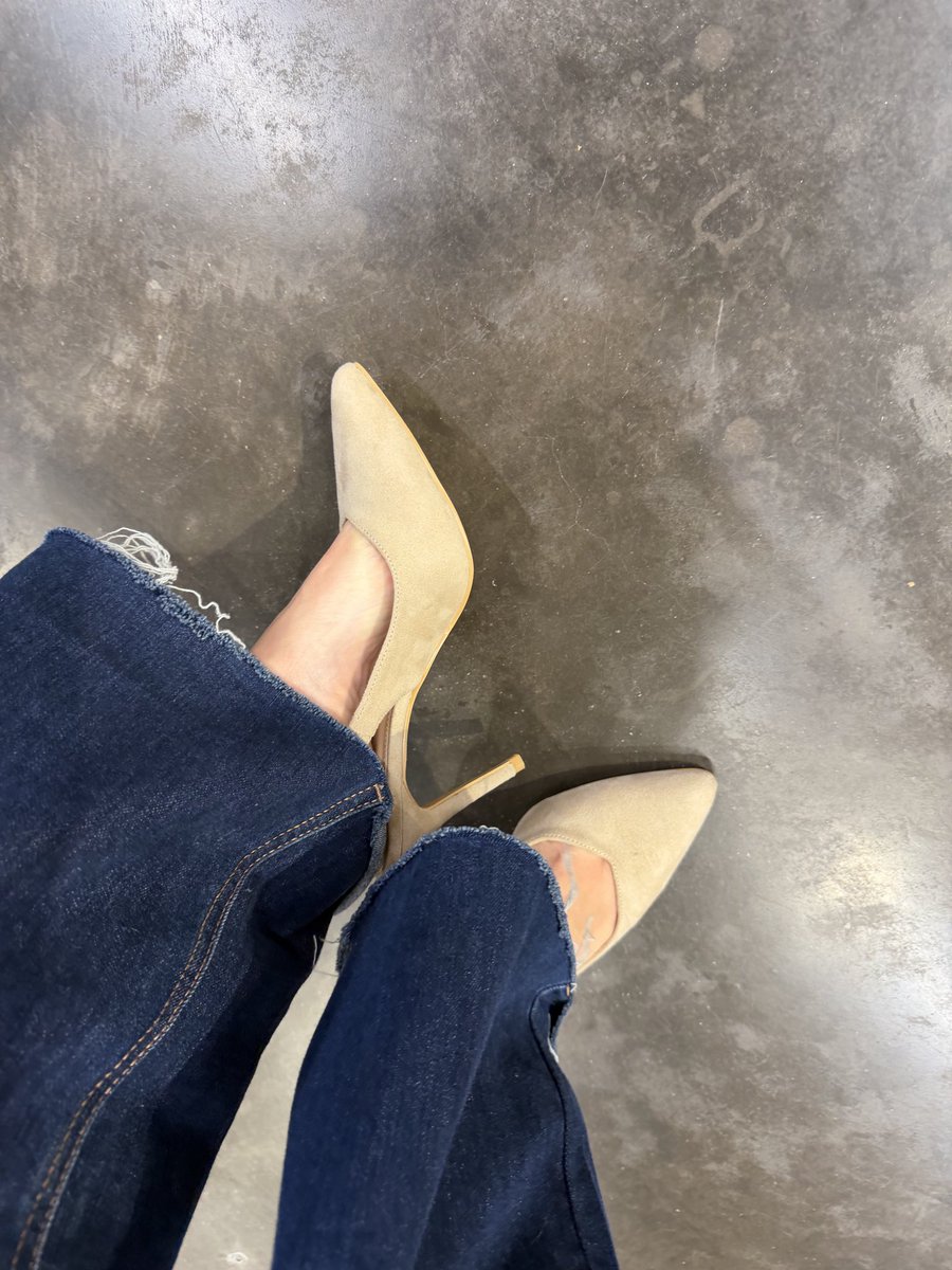 EllaEllafeet's tweet photo. Ton seul rôle aujourd’hui, c’est de m’adorer. Glisse dans mes DM, obéis et montre-moi à quel point tu aimes être soumis. 👠 💋 

⁠#footworship⁠ ⁠#feetgoddess⁠ ⁠#soumis⁠ ⁠#submissive⁠ #feetfetısh https://t.co/S32BnQzMJd