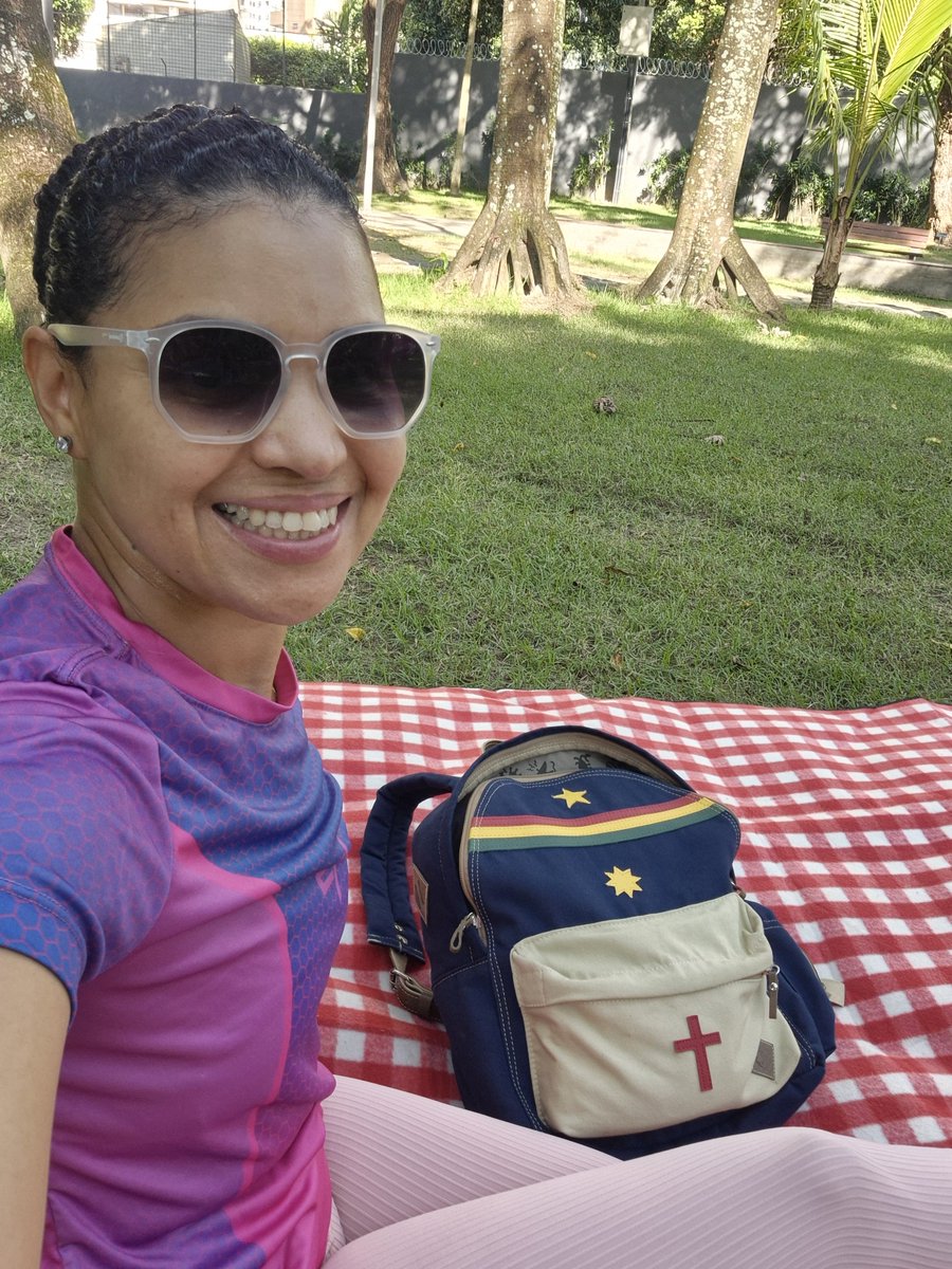 Fabymichelle's tweet photo. Dia de leitura pra relaxar... https://t.co/96uJLobENY
