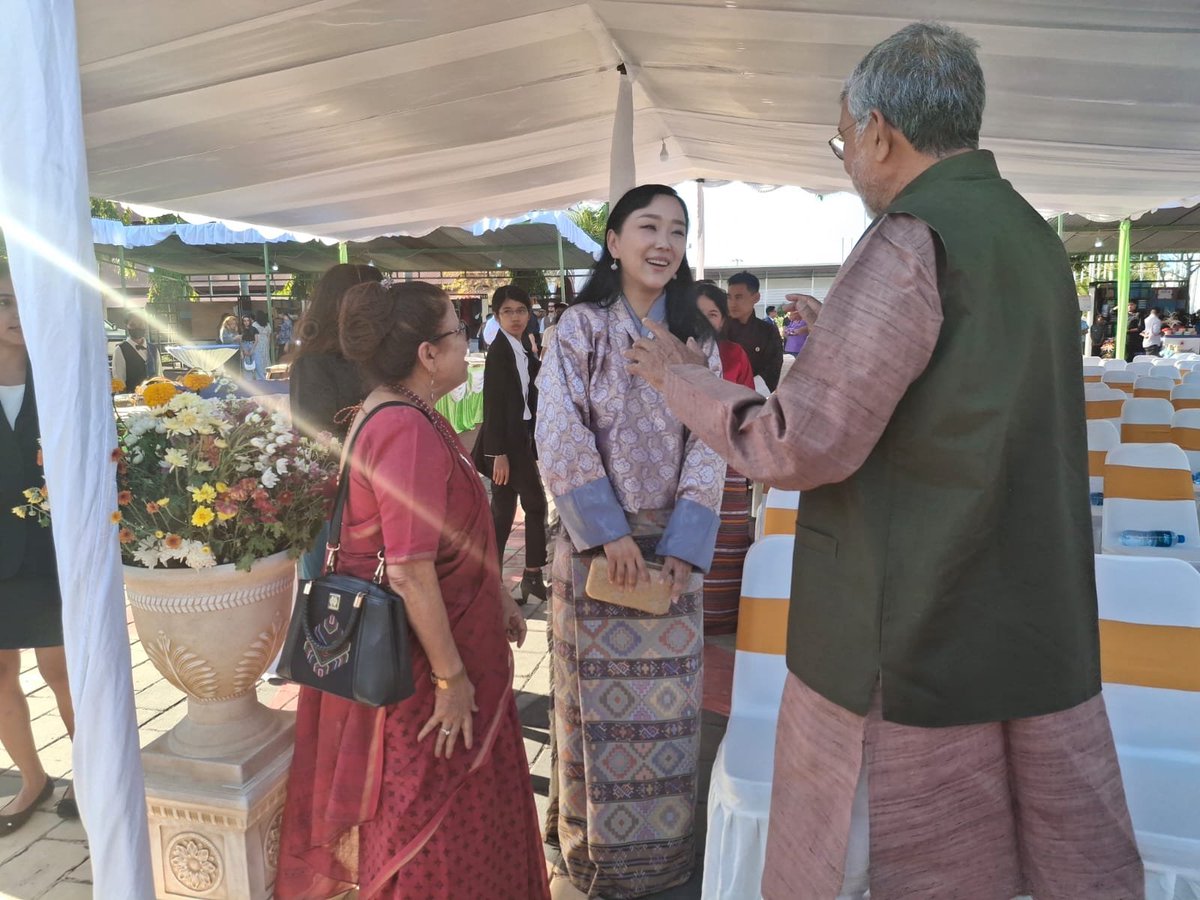 k_satyarthi's tweet photo. आज हम पूर्वी एशियाई देश तिमोर-लेस्ते की राजधानी दिल्ली पहुँचे। यहाँ आज से 'साइंस फॉर डेवलपमेंट समिट' आयोजित हो रहा है। अपने देश को भयानक हिंसा और कलह से निकालकर सौहार्द और शांति के रास्ते पर लाने वाले महामहिम राष्ट्रपति रामोस होर्ता स्वयं नोबेल पुरस्कार प्राप्तकर्ता और कई वर्षों से हमारे परिवार के मित्र हैं।

इस कार्यक्रम में विज्ञान विषयों के 16 अन्य नोबेल ��ौरिएट्स मौजूद हैं और प्रमुख अतिथि के तौर पर भूटान की राजकुमारी महामहिम सुश्री सोनम डेचन वांगचुक हैं।

राष्ट्रपति जी के निजी आवास में राजकुमारी जी, सुमेधा जी और उनके साथ अंतरंग बातचीत और भोजन के बाद उन्हें गणेश जी की संगमरमर की प्रतिमा भेंट की। इसे हमारे एक बाल मित्र गांव के पूर्व बाल सरपंच युवक ने स्वयं निर्मित की है।