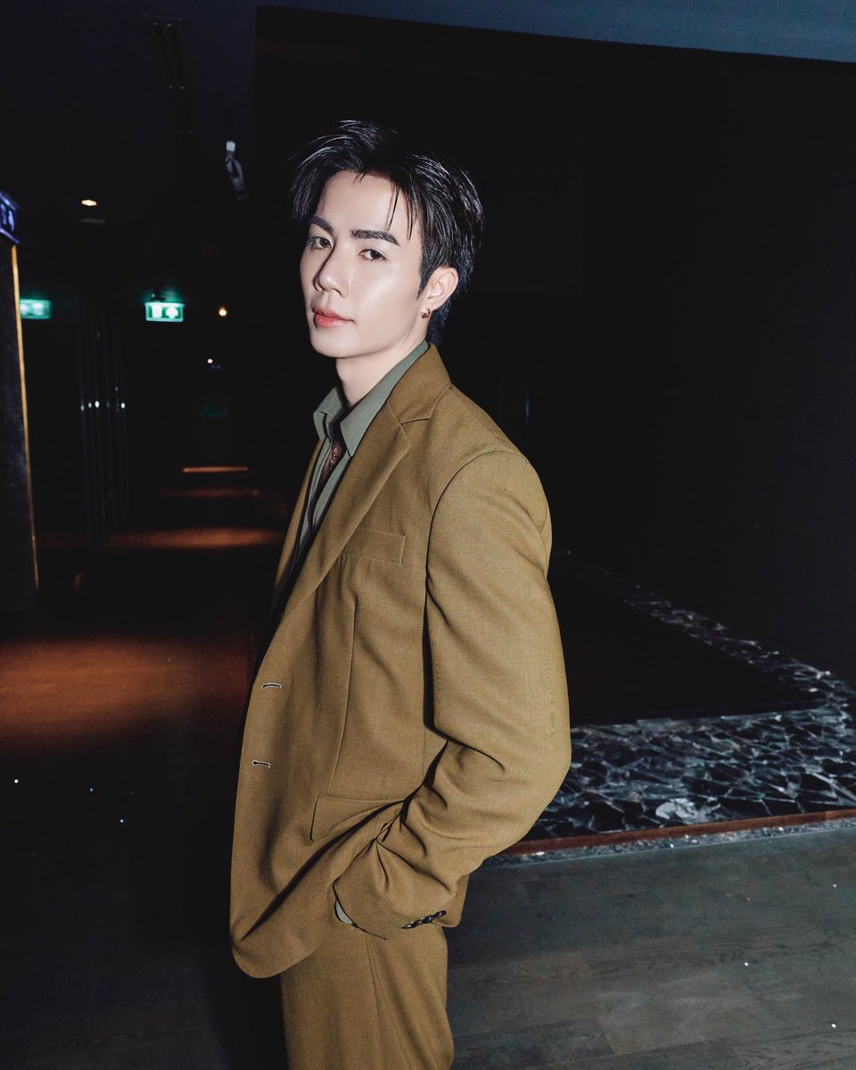 givernymone_t's tweet photo. พี่ซีลุคหนุ่ม #Tods โคตรรรรรหล่อ เหมือนอาจารย์ใจดีๆ แต่ตัด A ที่ 90 🥺🤎

@zee_pruk #ZeePruk https://t.co/4q9LBQyRmj