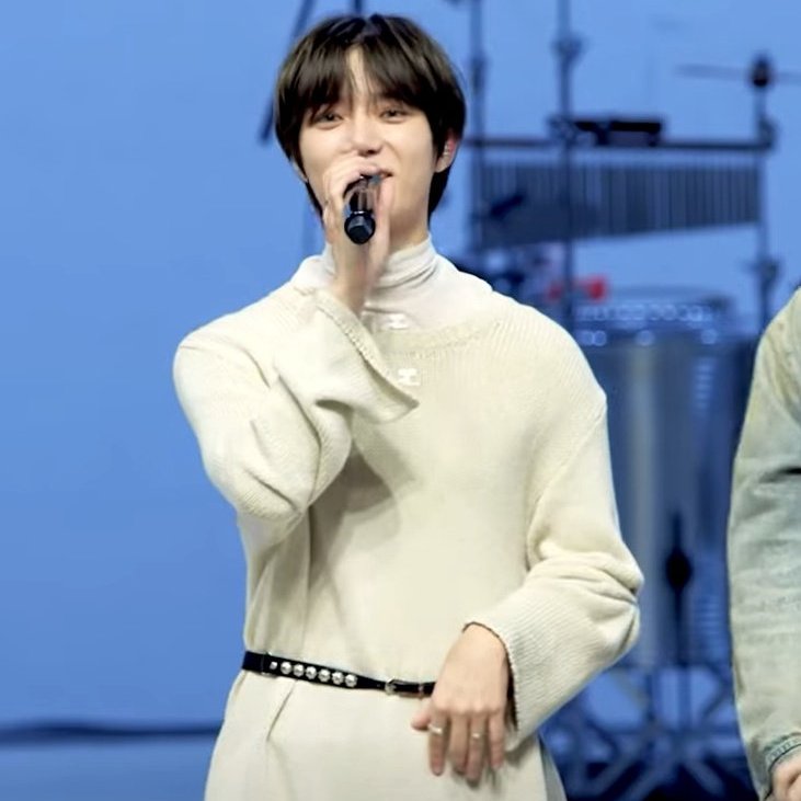 ghostingsoobin's tweet photo. beomgyu and his iconic limp wrist against the world 😭 https://t.co/u0q0AISycA
