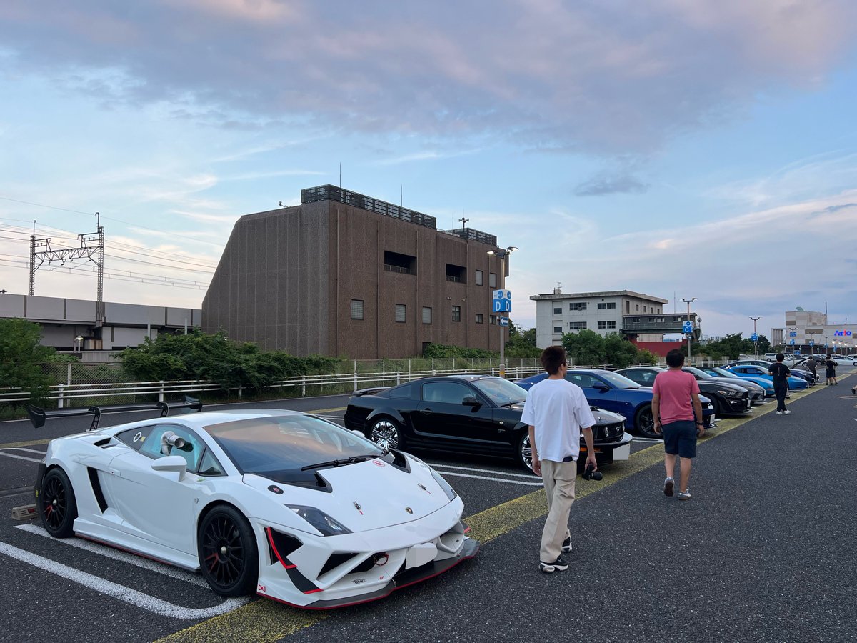 TCarlife_EVORA's tweet photo. 本日の「千葉ブル〜の会」🚙✨

今回は17台！！
名前だけのオールジャンルMTですがみんなが楽しくクルマ談義できればなんでもよし。笑

来月は11月の予定です！
お楽しみに！！

#千葉ブル〜の会 https://t.co/9fLXhKeDOY