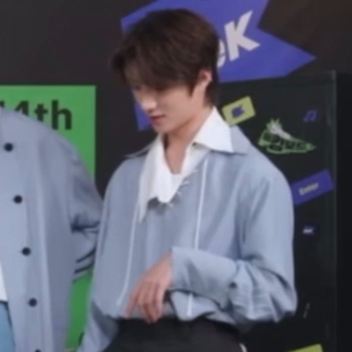 ghostingsoobin's tweet photo. beomgyu and his iconic limp wrist against the world 😭 https://t.co/u0q0AISycA