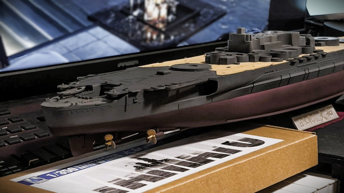 Leonco_Uncini's tweet photo. タミ��の1/350 戦艦大和を作っています なんとか艦尾ができたので上部甲板全部接着完了できました👌明日は、もう少し艦尾あれこれをやって、終わったら飛行甲板辺りをやろうかと思います🙂今夜はここまでおやすみなさい（まだ寝んけどw😅） https://t.co/IyQ7iRoRi6