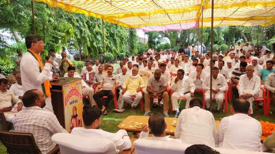 officalbjp4bwn's tweet photo. बवानीखेड़��� में माननीय मुख्यमंत्री जी की प्रस्तावित रैली को लेकर आज बवानी खेड़ा रेस्ट हाउस में महत्वपूर्ण बैठक आयोजित हुई। बैठक में रैली की तैयारियों एवं व्यवस्थाओं को लेकर संबंधित अधिकारियों और पार्टी पदाधिकारियों के साथ माननीय जिलाध्यक्ष श्री वीरेंद्र कौशिक जी ने विस्तृत चर्चा। https://t.co/xcJrzYp0d7