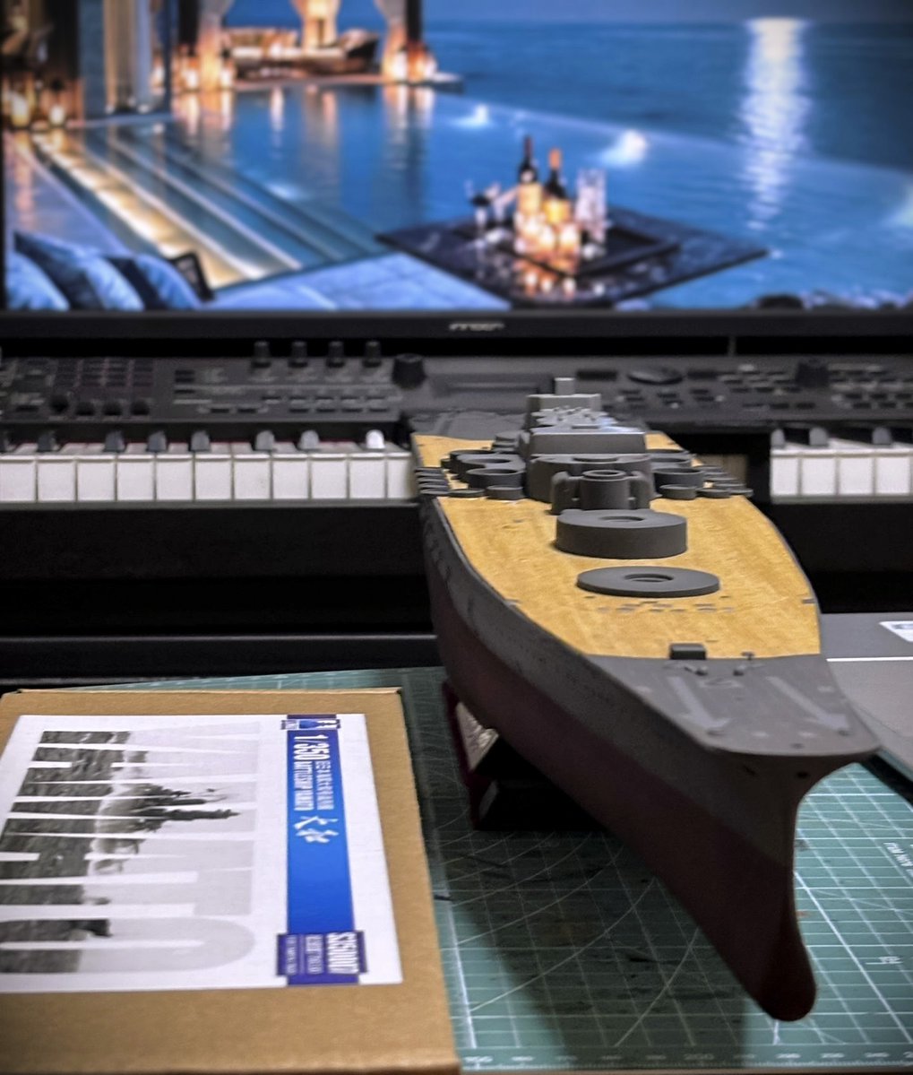Leonco_Uncini's tweet photo. タミ��の1/350 戦艦大和を作っています なんとか艦尾ができたので上部甲板全部接着完了できました👌明日は、もう少し艦尾あれこれをやって、終わったら飛行甲板辺りをやろうかと思います🙂今夜はここまでおやすみなさい（まだ寝んけどw😅） https://t.co/IyQ7iRoRi6