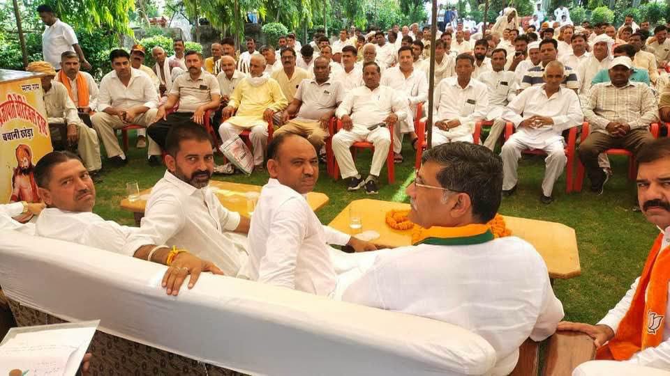 officalbjp4bwn's tweet photo. बवानीखेड़��� में माननीय मुख्यमंत्री जी की प्रस्तावित रैली को लेकर आज बवानी खेड़ा रेस्ट हाउस में महत्वपूर्ण बैठक आयोजित हुई। बैठक में रैली की तैयारियों एवं व्यवस्थाओं को लेकर संबंधित अधिकारियों और पार्टी पदाधिकारियों के साथ माननीय जिलाध्यक्ष श्री वीरेंद्र कौशिक जी ने विस्तृत चर्चा। https://t.co/xcJrzYp0d7